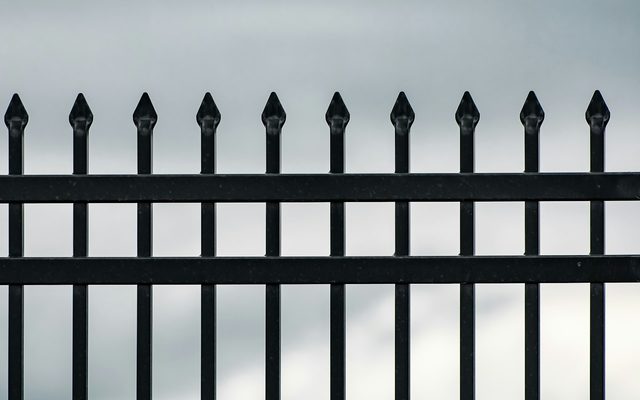 Металлическое ограждение с&nbsp;пиками